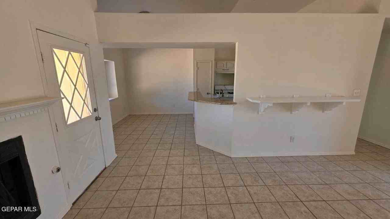 1529 Plaza Verde Dr - Photo 3 of 14