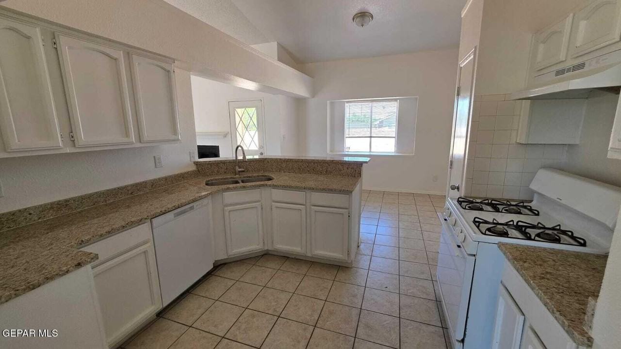 1529 Plaza Verde Dr - Photo 4 of 14