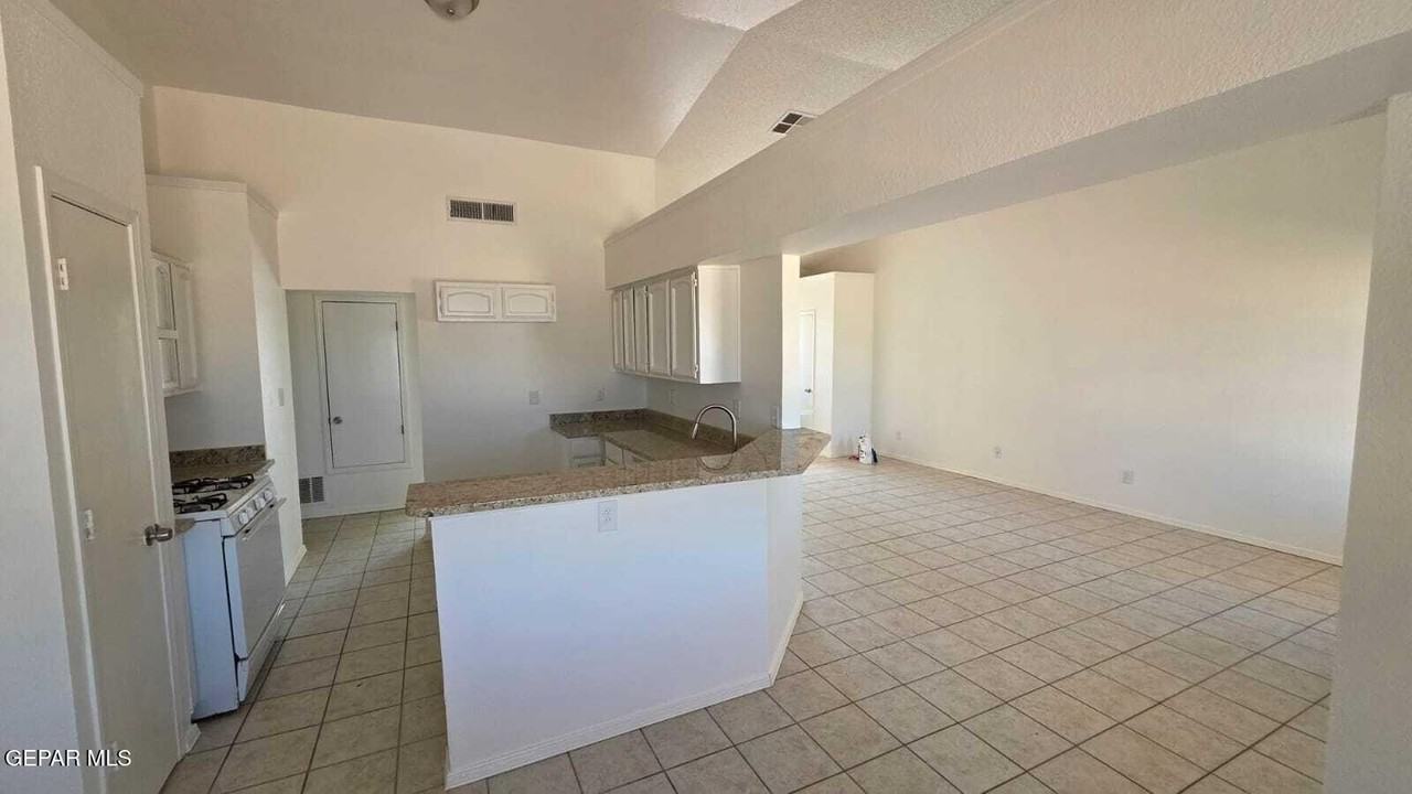 1529 Plaza Verde Dr - Photo 5 of 14