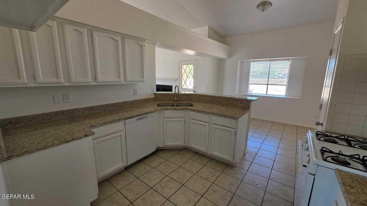 1529 Plaza Verde Dr - Photo 6 of 14