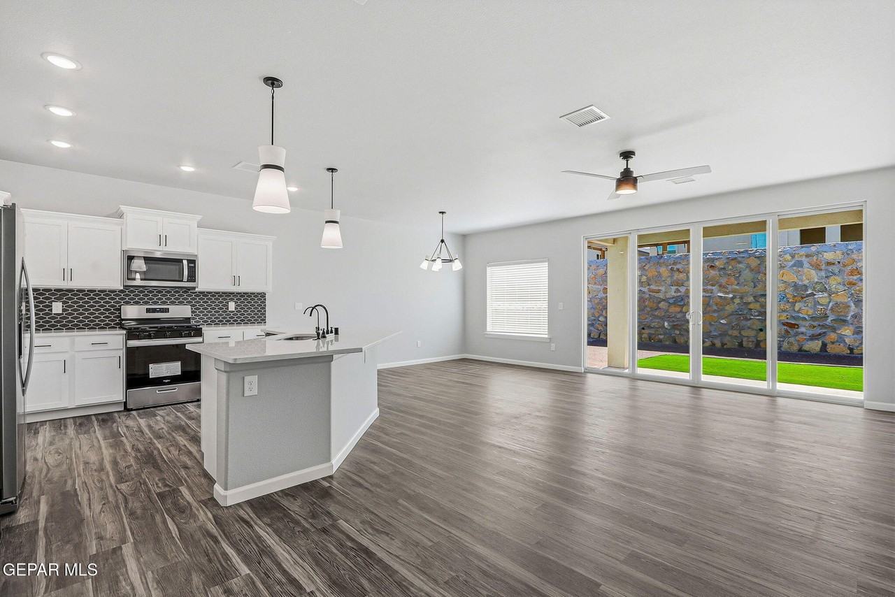 6070 Zinc Hill St - Photo 4 of 33