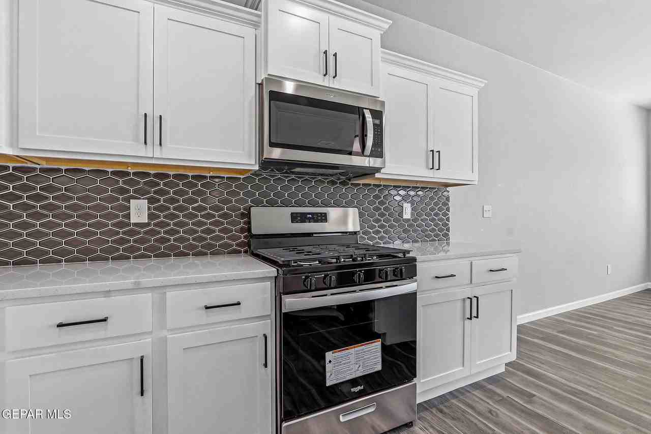 6070 Zinc Hill St - Photo 5 of 33