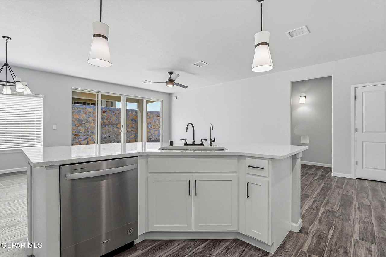 6070 Zinc Hill St - Photo 6 of 33