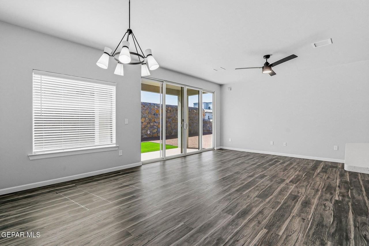 6070 Zinc Hill St - Photo 7 of 33