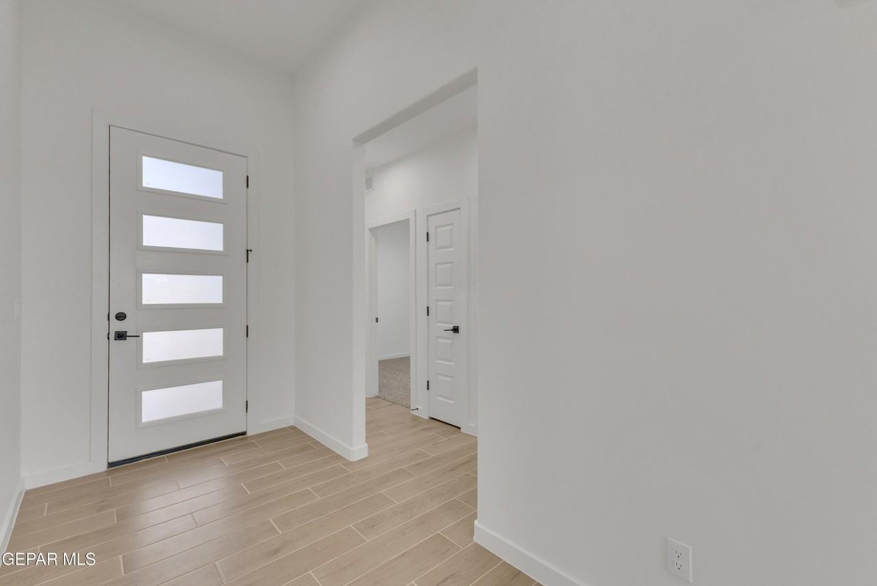 12716 Middlesbrough Ave - Photo 4 of 22