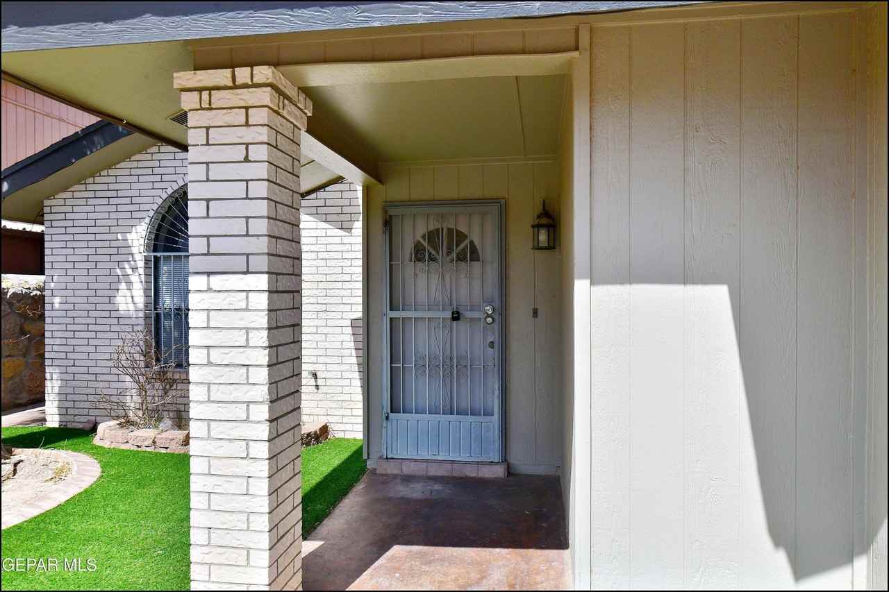 11051 Rockdale St - Photo 5 of 44