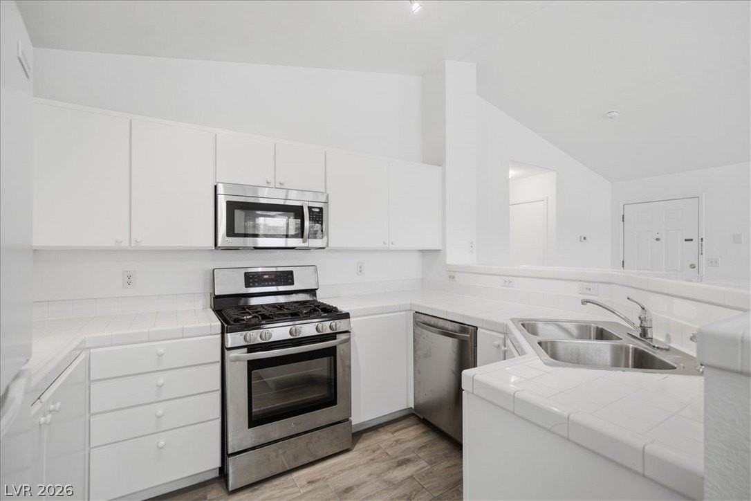556 Yacht Harbor Dr #202 - Photo 6 of 23