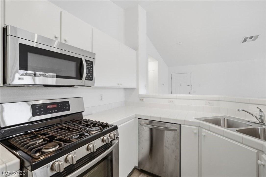 556 Yacht Harbor Dr #202 - Photo 7 of 23