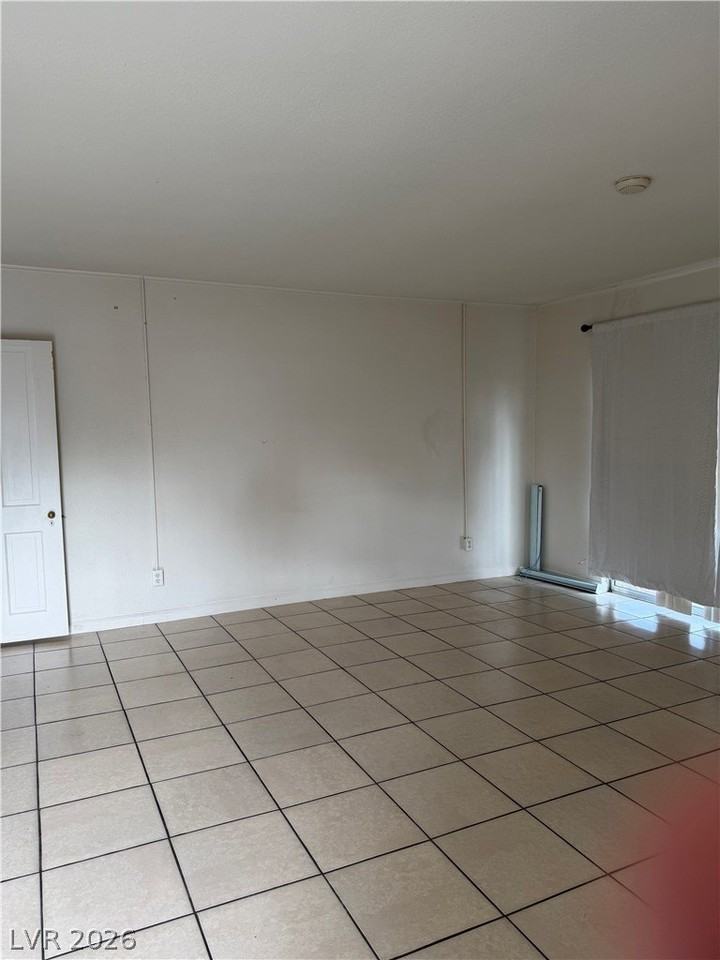 640 6th St #B - Photo 2 of 13