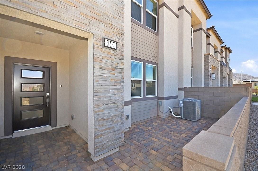 254 Walsh Peak Ave - Photo 2 of 34