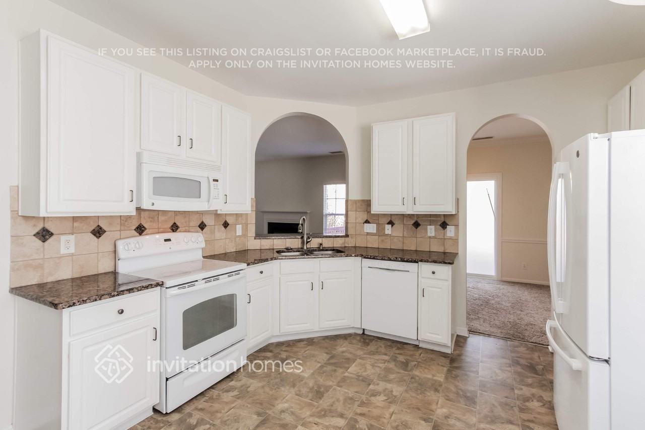 6894 Fenwick Dr - Photo 3 of 9