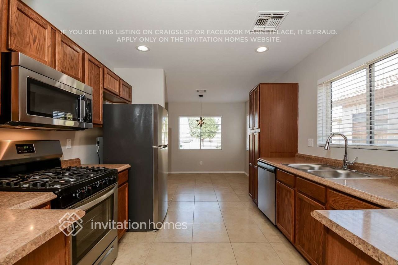 12441 W Willow Ave - Photo 5 of 16