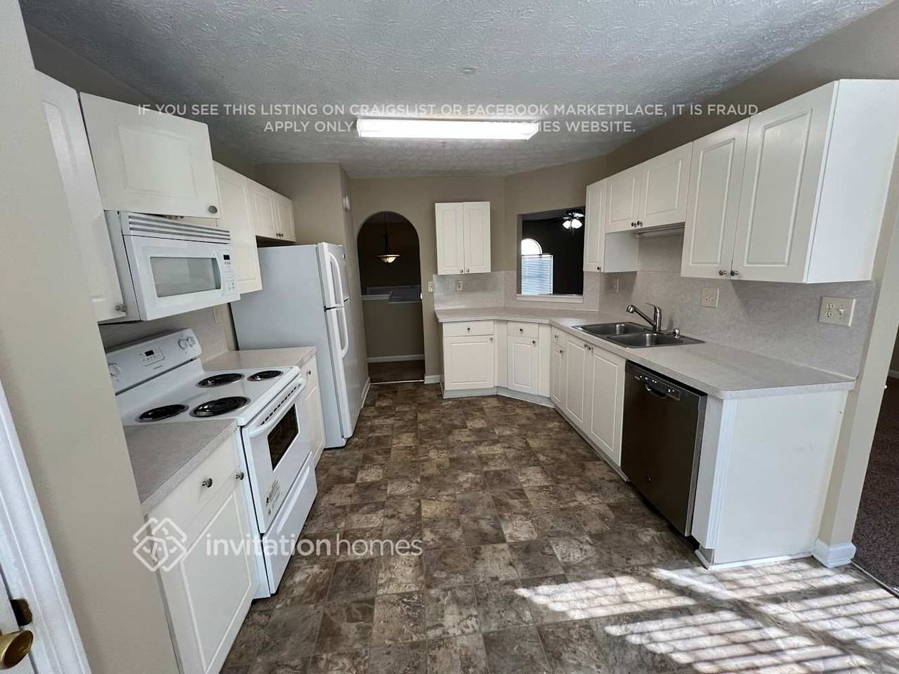842 Stonebridge Cres - Photo 4 of 13