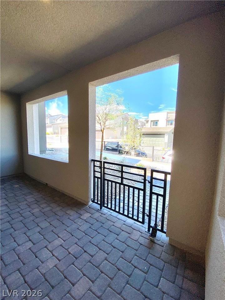 11597 Alpine Cove Ave - Photo 3 of 38