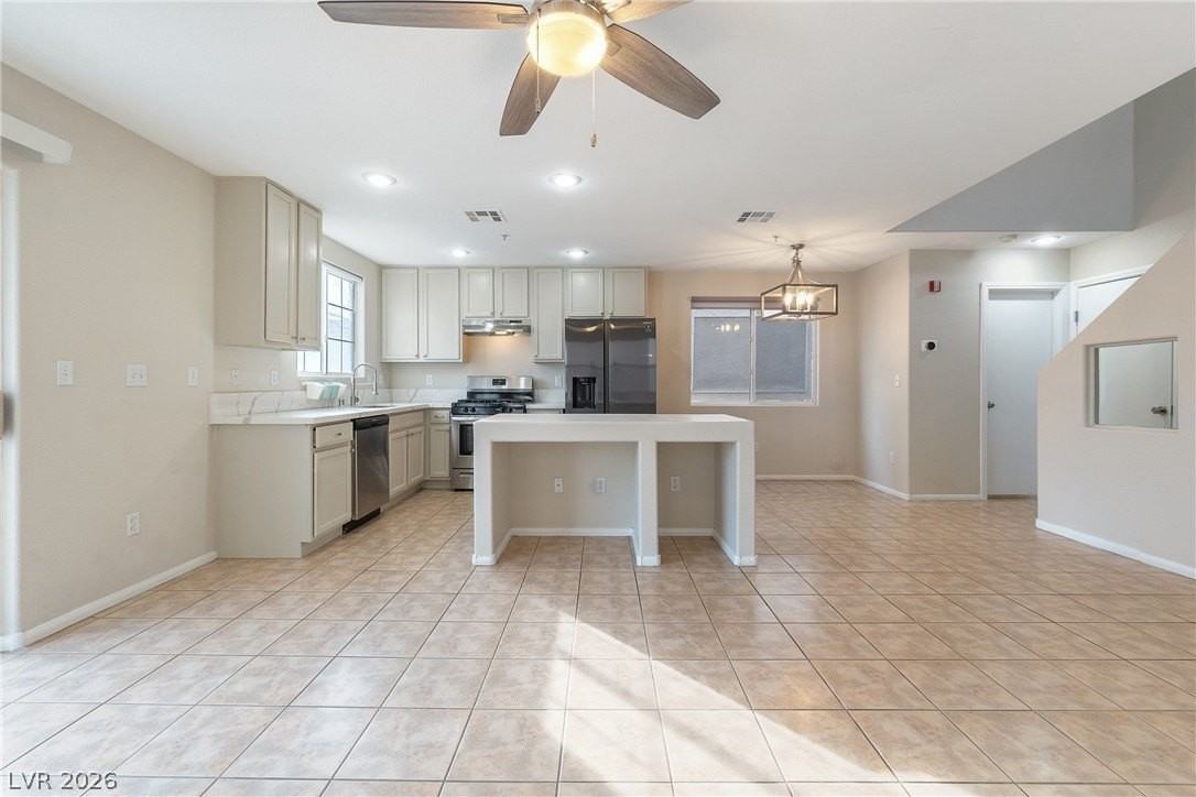 3211 Sunrise Cove Ave - Photo 3 of 32