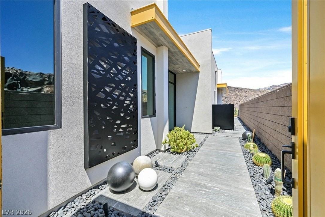 692 Scenic Cliff Dr - Photo 4 of 50