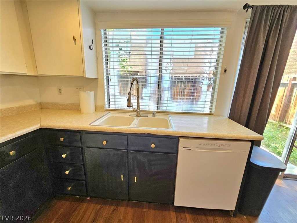 1460 Hialeah Dr #B - Photo 2 of 19