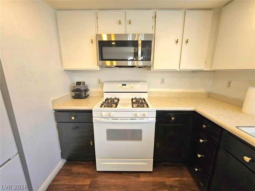 1460 Hialeah Dr #B - Photo 3 of 19