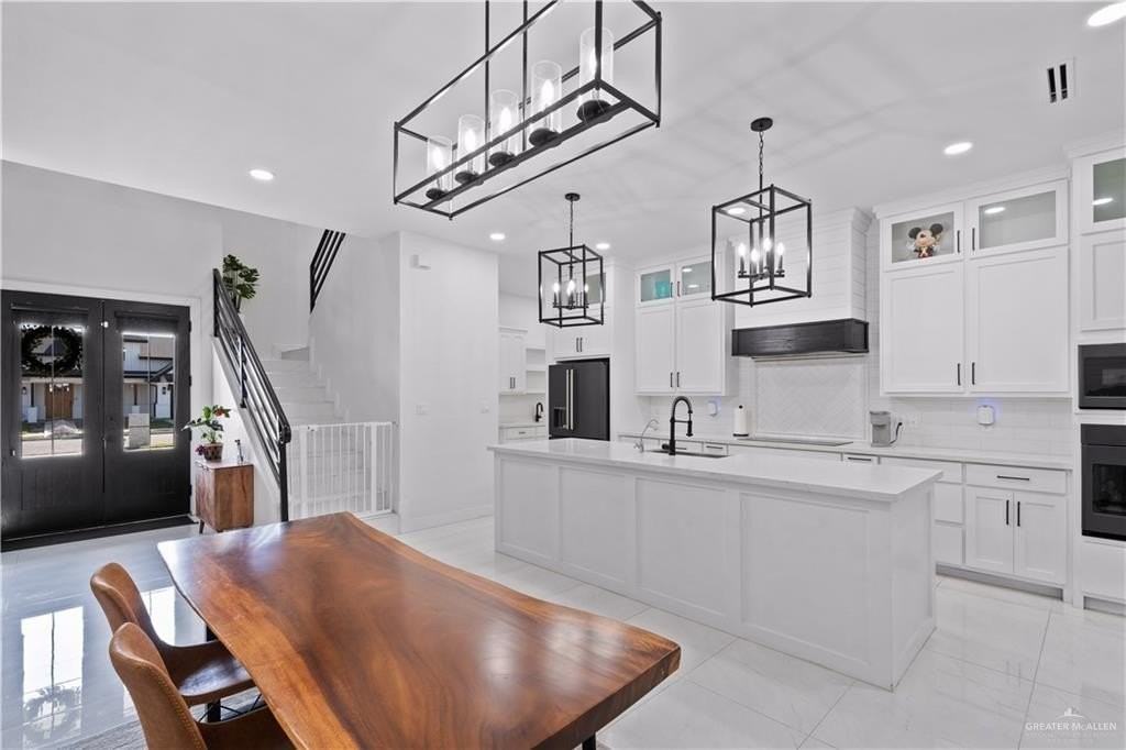 1615 Lago Delton - Photo 3 of 23