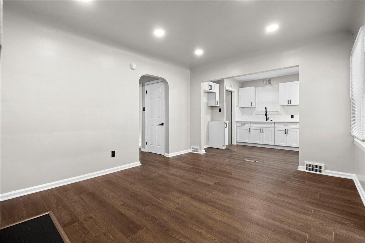 10042 Grayton St - Photo 4 of 24