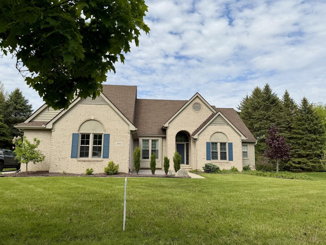 6961 Suncrest Dr - Photo 3 of 34