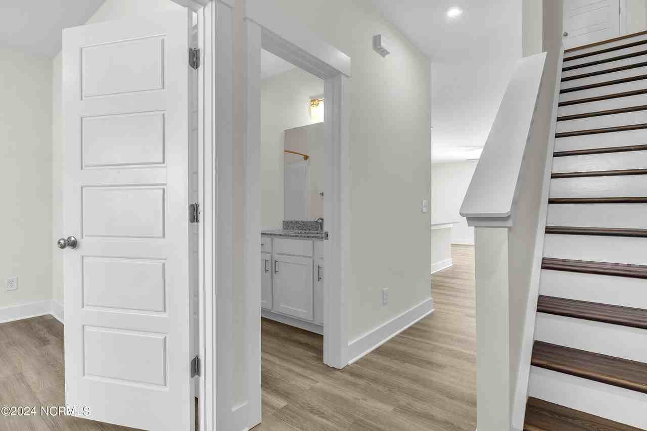7008 Crew Dr - Photo 3 of 24
