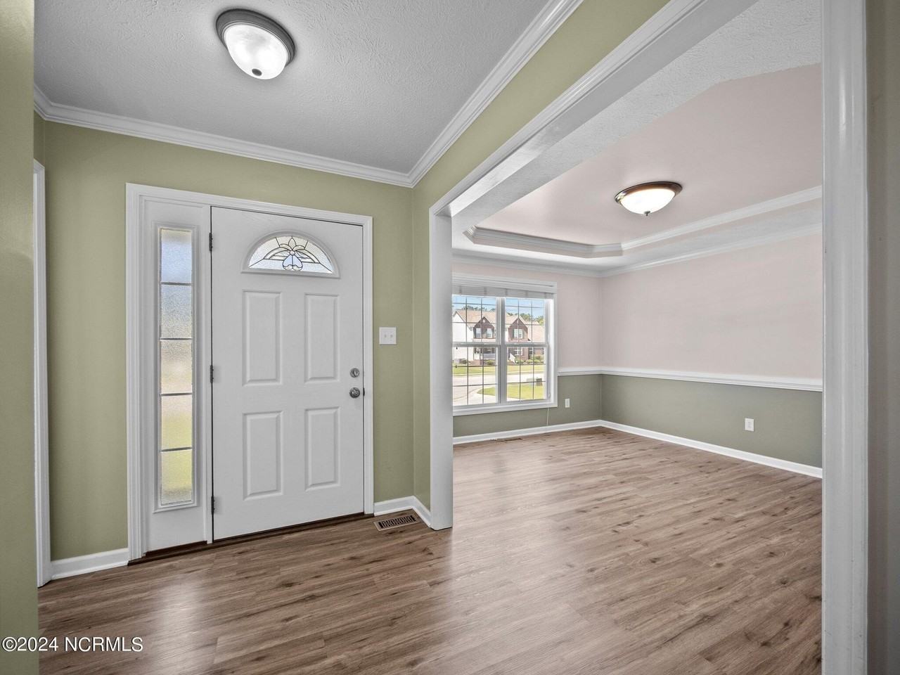 103 Hyannis Ct - Photo 4 of 34
