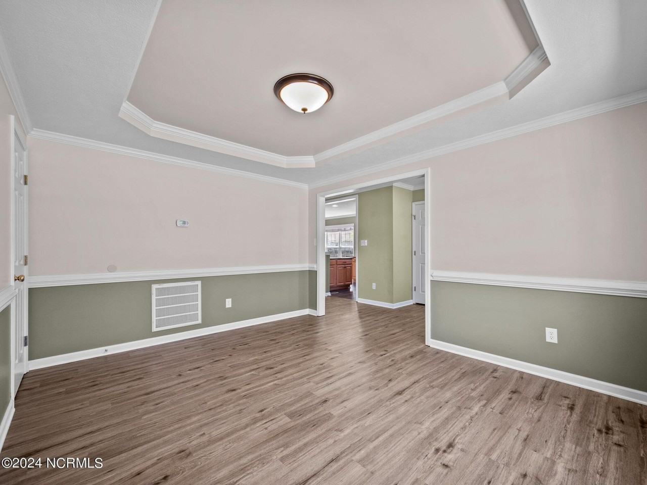 103 Hyannis Ct - Photo 5 of 34