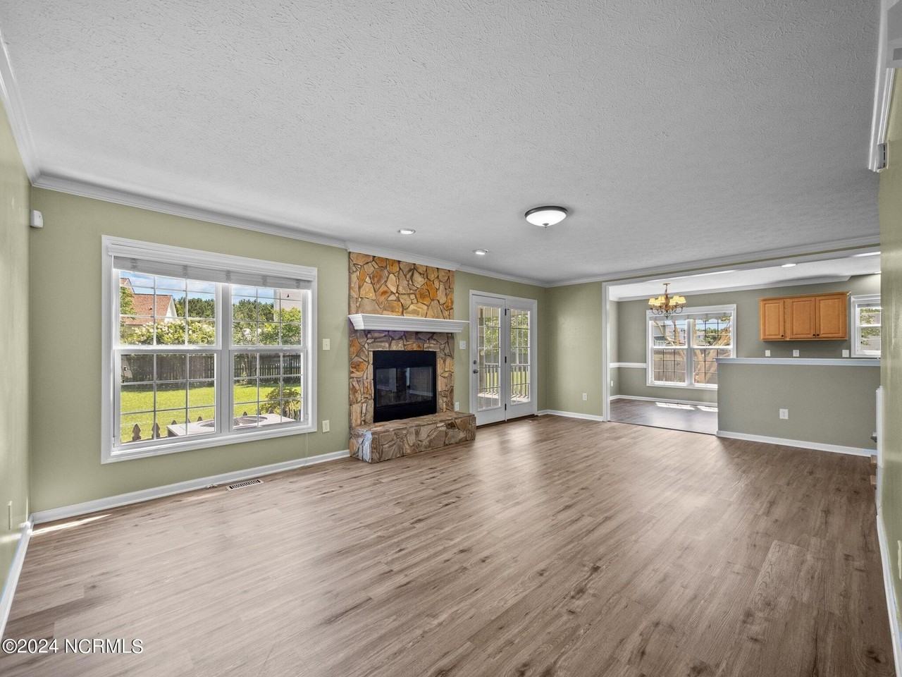 103 Hyannis Ct - Photo 6 of 34