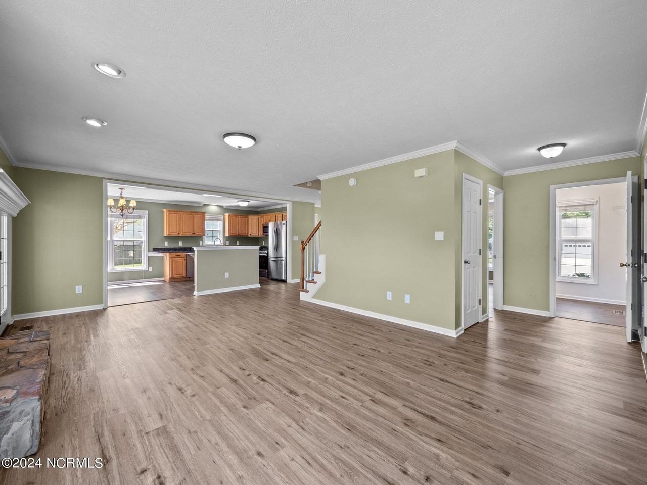 103 Hyannis Ct - Photo 7 of 34