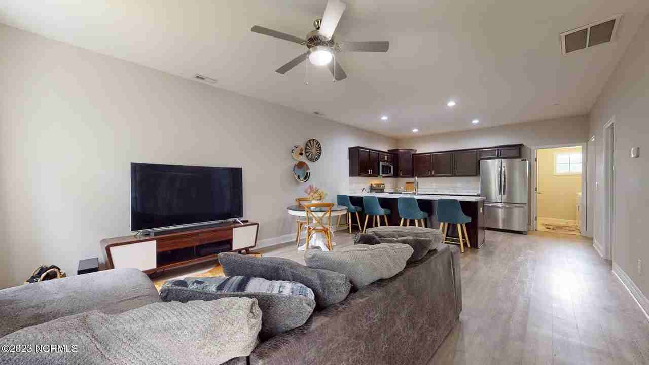 206 N Stingray Ln - Photo 2 of 7
