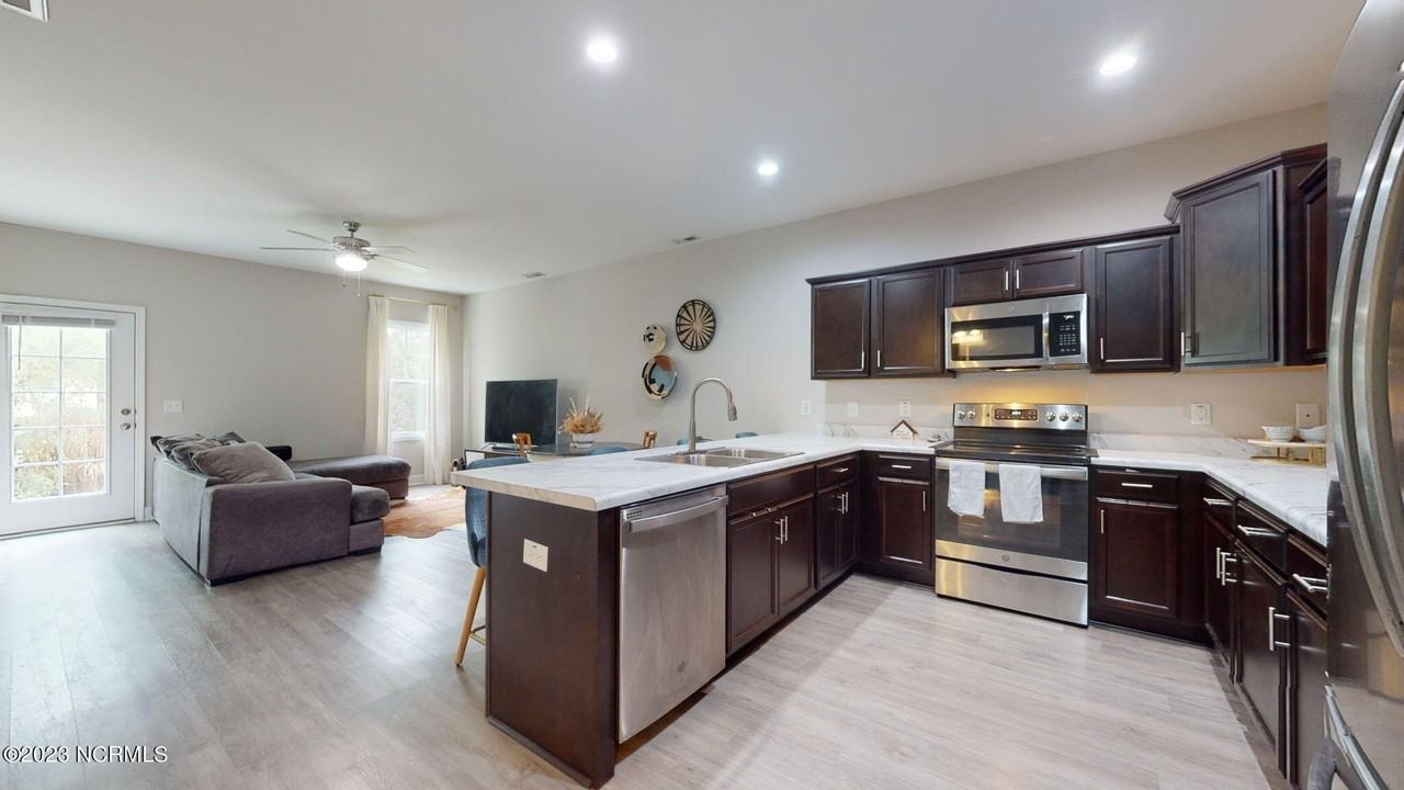 206 N Stingray Ln - Photo 3 of 7