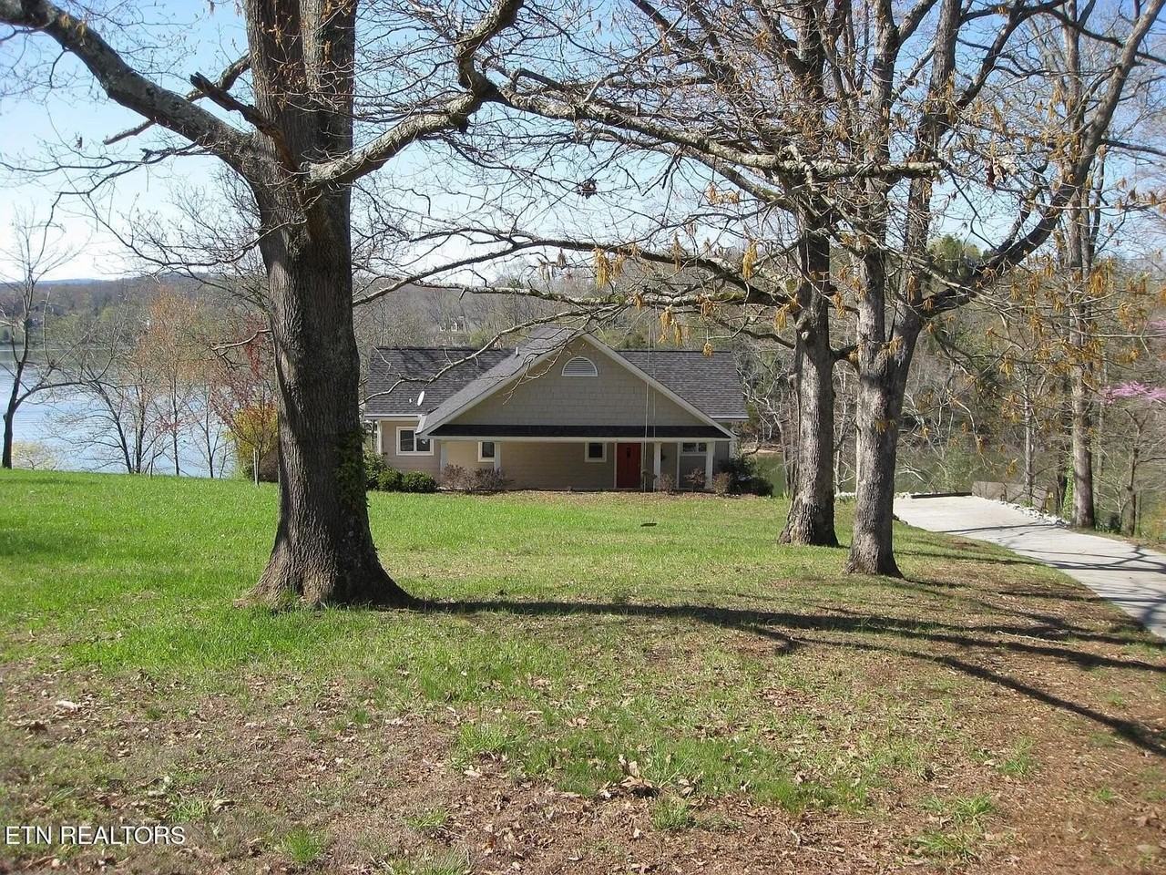 104 Hilltop Dr - Photo 2 of 5