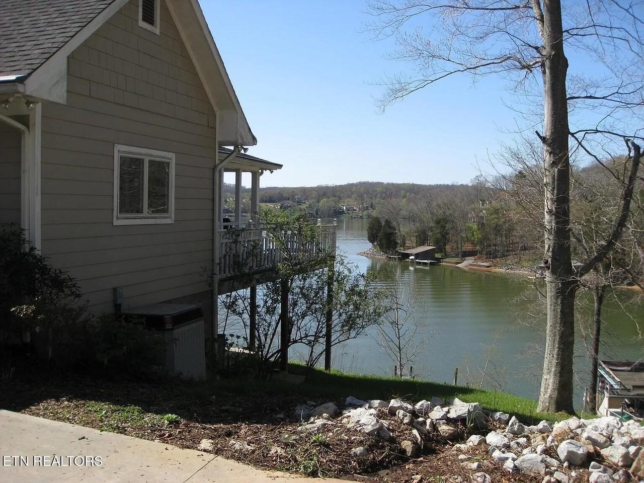 104 Hilltop Dr - Photo 3 of 5