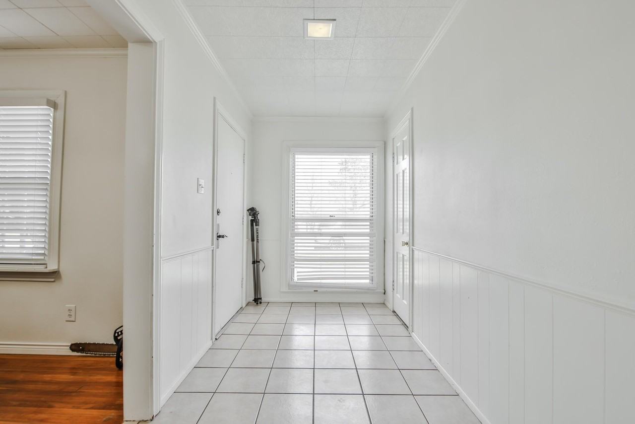 2407 32nd St - Photo 2 of 29