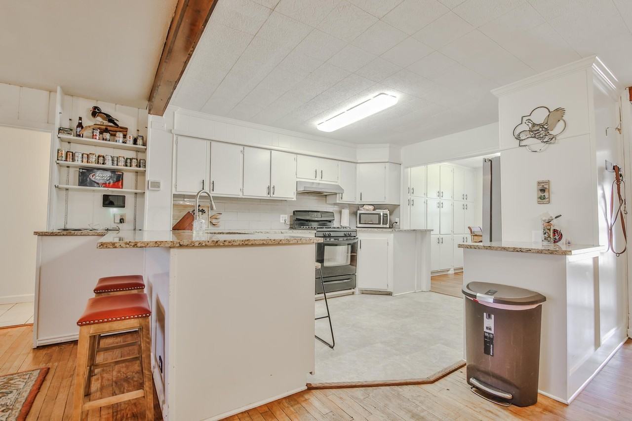 2407 32nd St - Photo 6 of 29