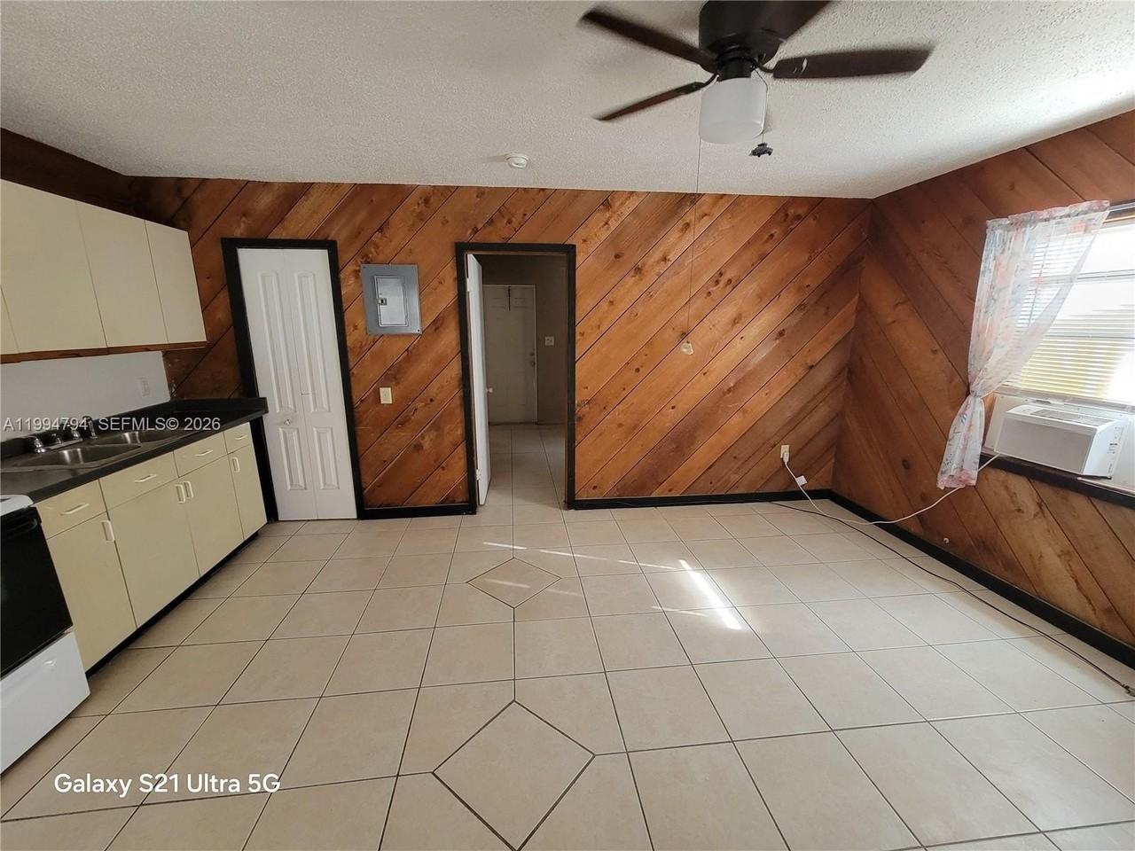305 S Ocean Dr #4 - Photo 3 of 9