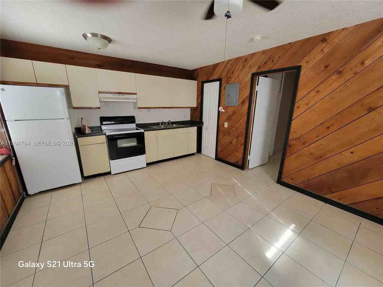 305 S Ocean Dr #4 - Photo 4 of 9