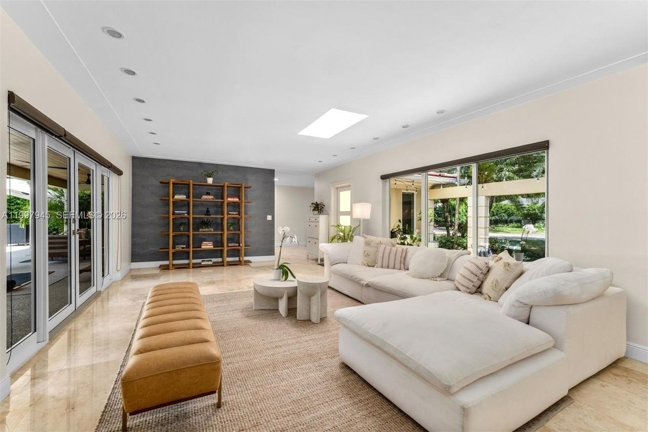 611 Santurce Ave - Photo 4 of 50