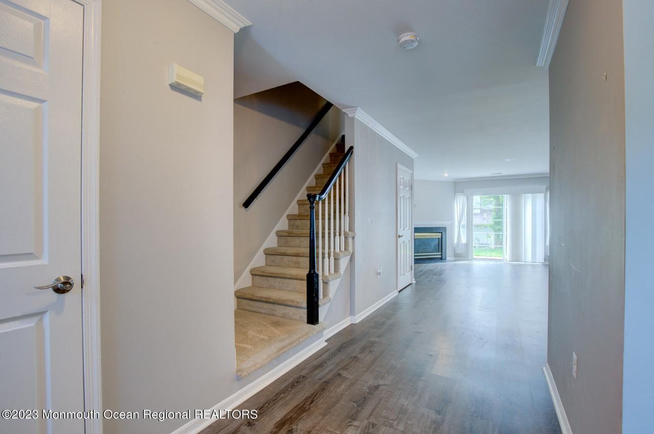 16 Gloucester Ct - Photo 3 of 22