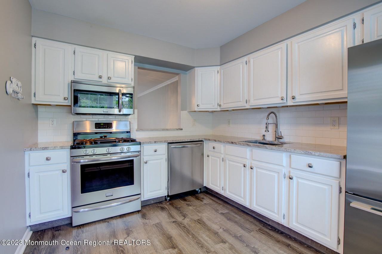 16 Gloucester Ct - Photo 4 of 22