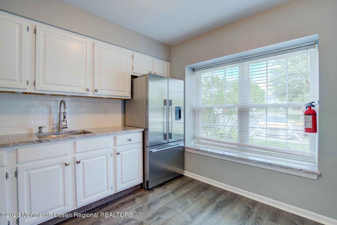 16 Gloucester Ct - Photo 6 of 22