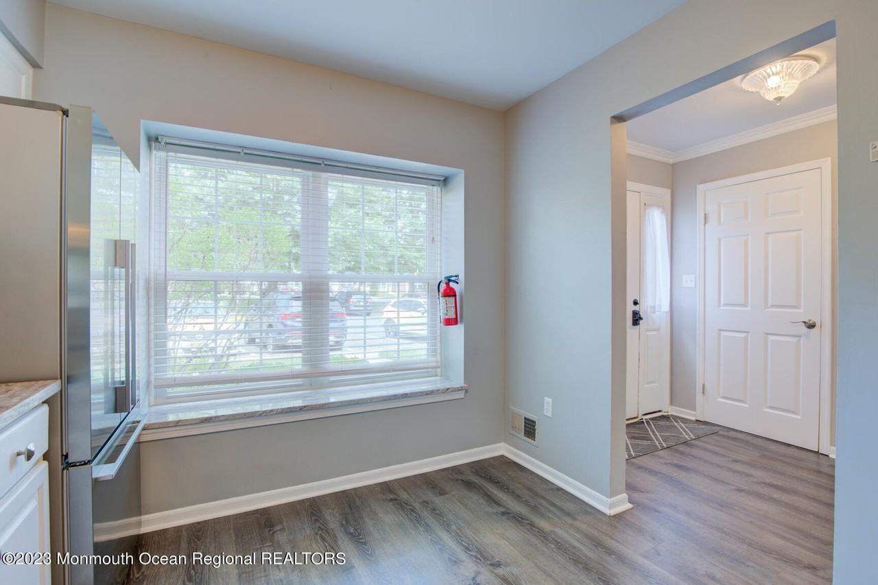 16 Gloucester Ct - Photo 7 of 22