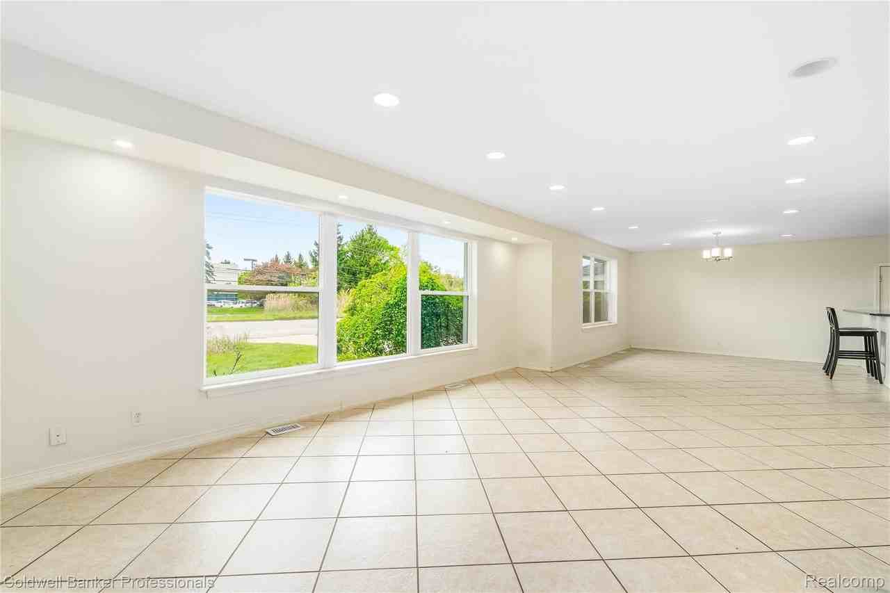 7841 Haggerty Rd - Photo 4 of 20