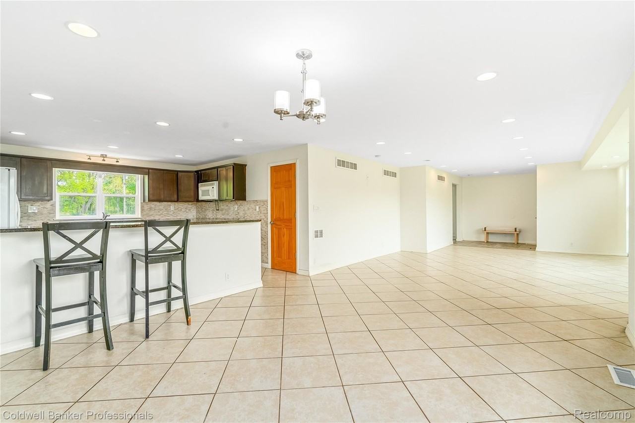 7841 Haggerty Rd - Photo 6 of 20