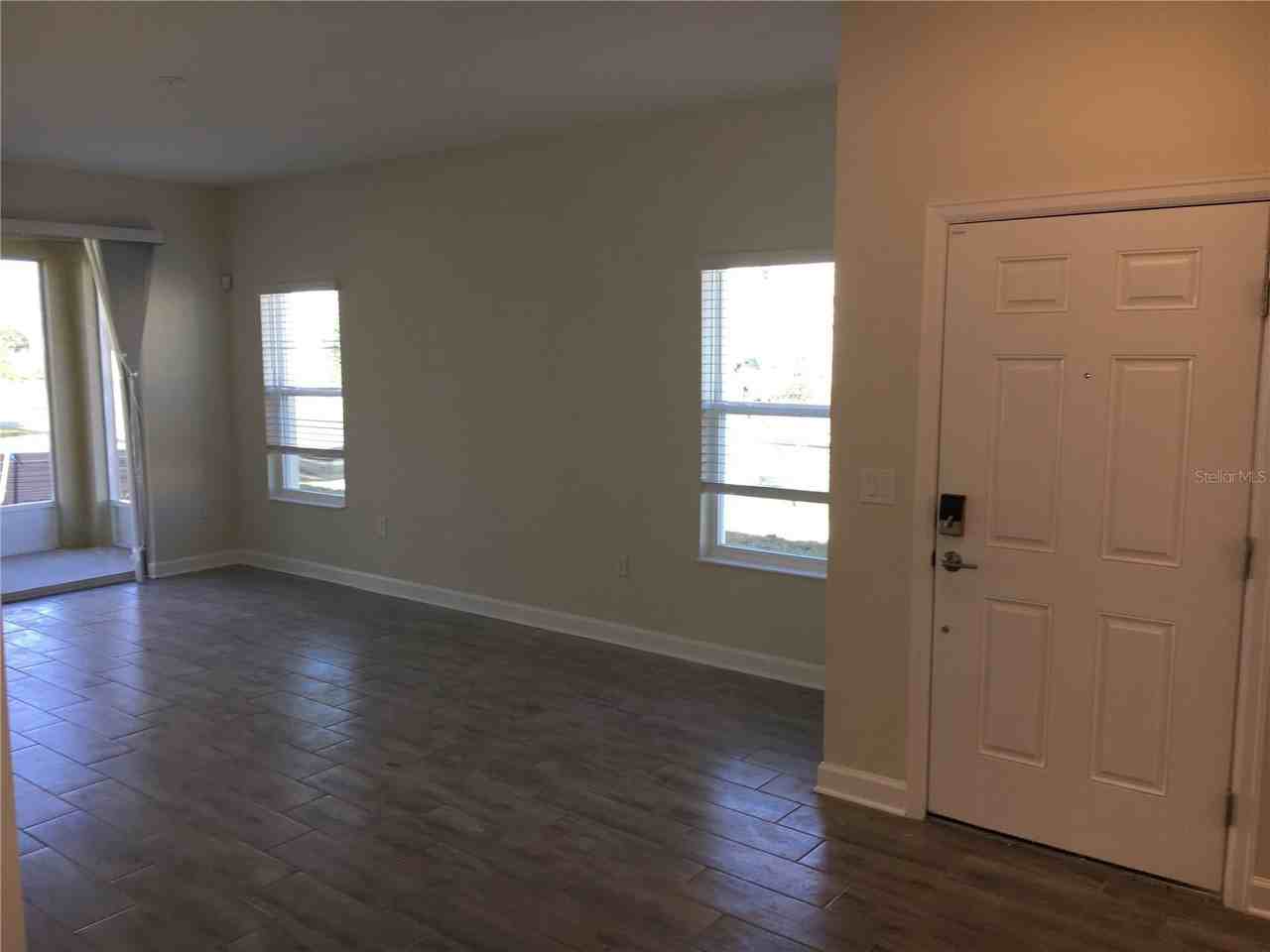 1050 Quaker Ridge Ln - Photo 4 of 24