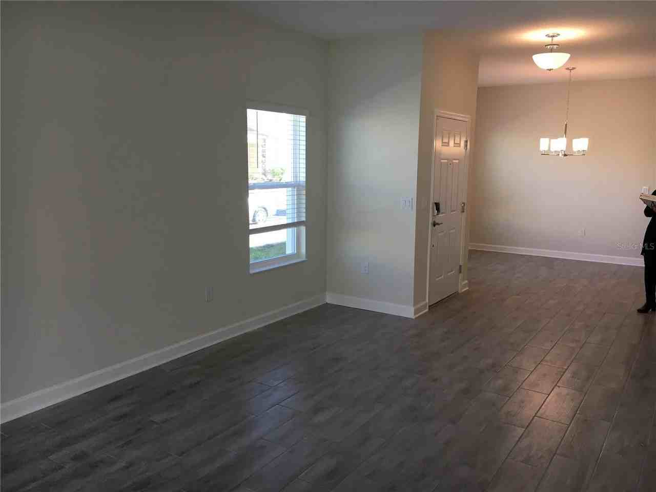1050 Quaker Ridge Ln - Photo 6 of 24