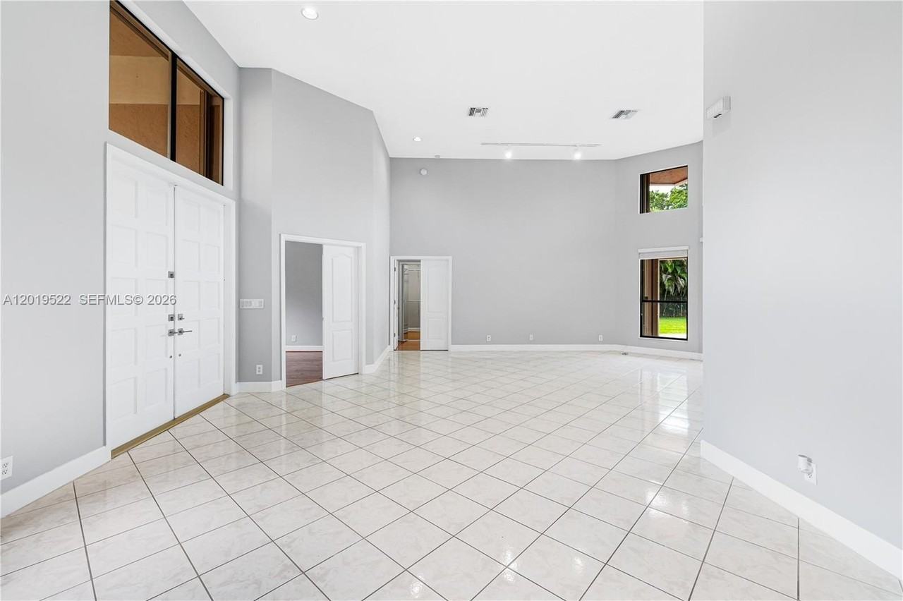 1256 Manor Dr S - Photo 4 of 41