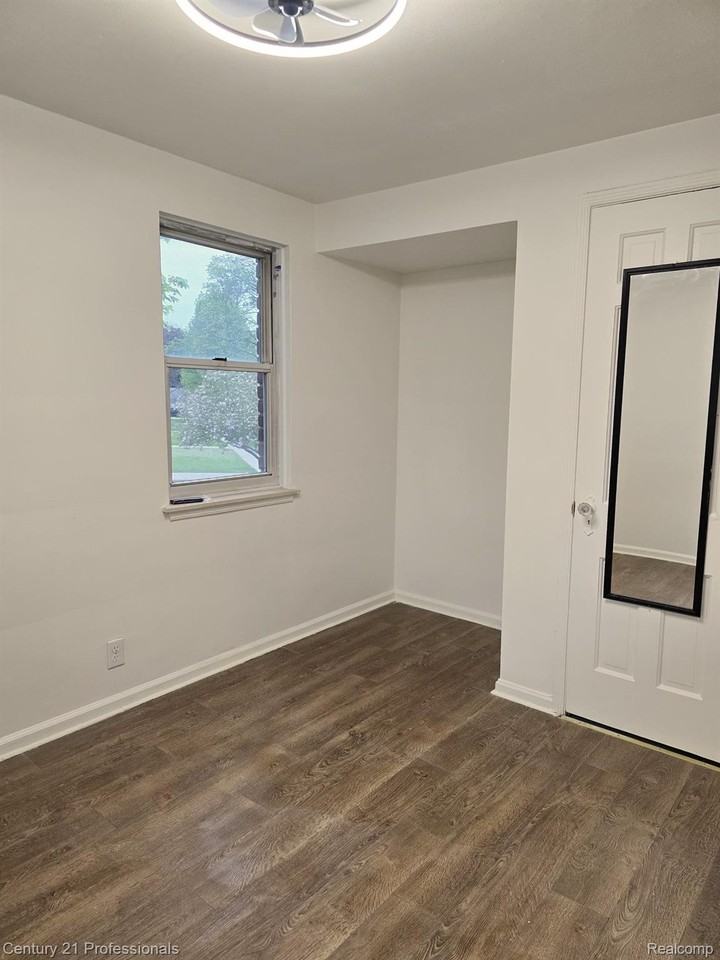 3813 Brewster St - Photo 7 of 22