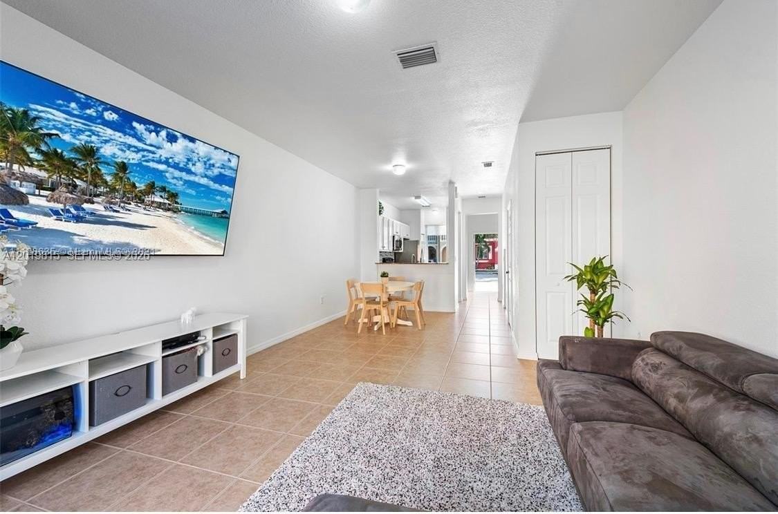 1820 Sw 89th Ter - Photo 4 of 15